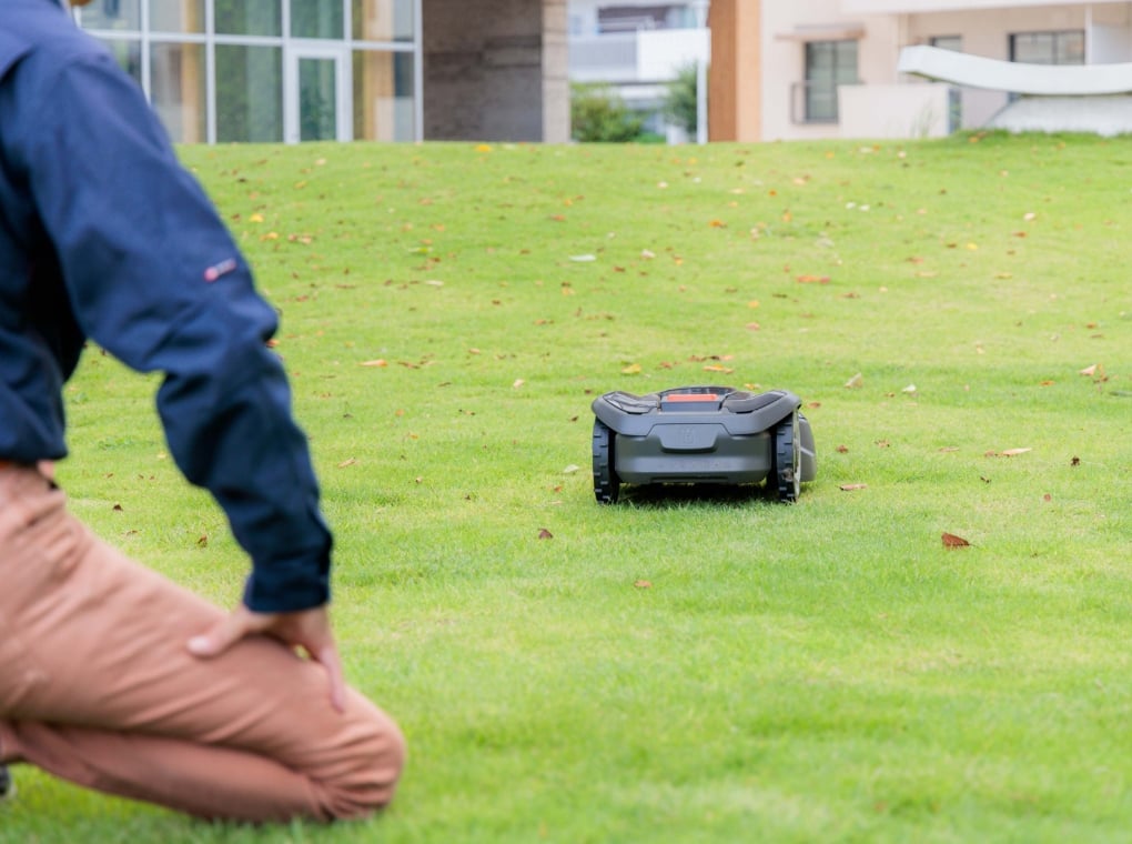 芝生管理のイノベーション。ロボット芝刈機の実証実験を実施。