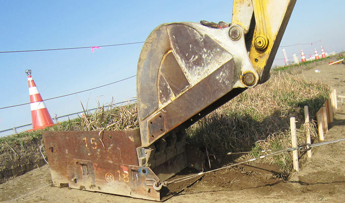 重機に装着したコンテナに収納し運搬